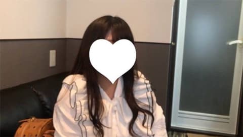 【完全新作！・前50名1000日圆折扣】Yuni 18岁・颜射・无套。笑咪咪黑髮丰满的女孩完全听话。摘下口罩让她深舔到肛门里（072） FC2-PPV-4849100