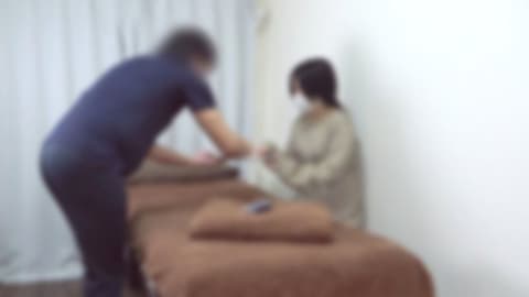 【无码/几乎中出】以前谘询过阴毛处理的客人，现在变得更茂密地来了。渗透在毛髮中的费洛蒙超强！ FC2-PPV-4880440