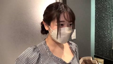 【个人拍摄】※50部限定超特价※外送男士美容后，竟然是位美人般的已婚妇女！ 摘下口罩后太美了，跪下恳求我情色自拍！ FC2-PPV-4831575
