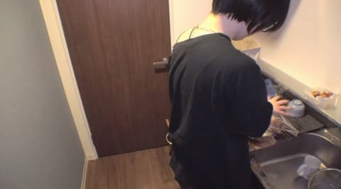【对不起男友】去他家玩，他为了男友做便当，我打扰他后他想做爱，就在现场做了。 FC2-PPV-4842726