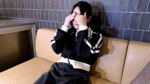 【素人初次拍摄】樱(18) 第一次拍摄的素人，连口交都没做过，从不同角度拍摄的影片。明明很紧张，但一碰触身体就立刻高潮。塞满了录影资料。 FC2-PPV-4798066